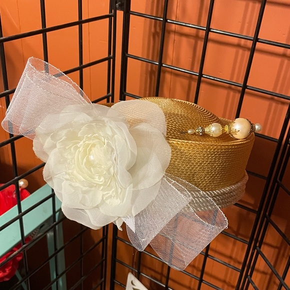 Elegant Cream Floral Hair Accessory - Picture 2 of 6